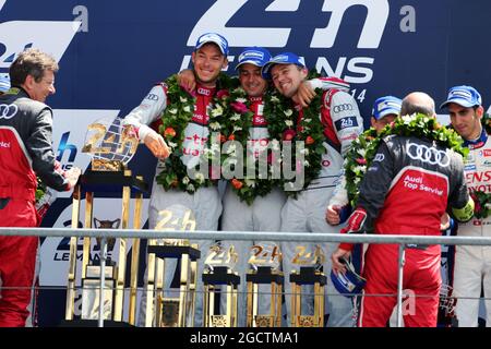 Les gagnants des courses Andre Lotterer (GER), Benoit Treluyer (FRA) et Marcel Fassler (SUI) #02 Audi Sport Team Joest Audi R18 e-tron quattro Hybrid célèbrent sur le podium. FIA World Endurance Championship, le Mans 24 heures, course, dimanche 15 juin 2014. Le Mans, France. Banque D'Images