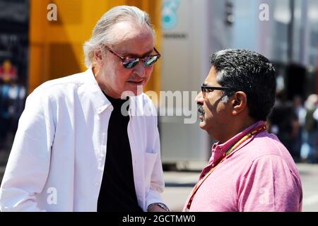 (De gauche à droite) : Manseur Ojeh, actionnaire de McLaren avec Muhammed Al Khalifa (BRN) Président du circuit de Bahreïn. Grand Prix d'Autriche, dimanche 22 juin 2014. Spielberg, Autriche. Banque D'Images