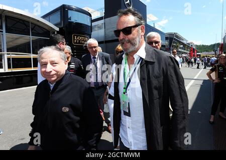 (De gauche à droite) : Jean Todt (FRA) Président de la FIA avec Jean Reno (FRA) acteur. Grand Prix d'Autriche, dimanche 22 juin 2014. Spielberg, Autriche. Banque D'Images