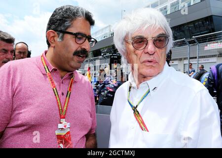 (De gauche à droite): Muhammed Al Khalifa (BRN) Président du circuit de Bahreïn sur la grille avec Bernie Ecclestone (GBR). Grand Prix d'Autriche, dimanche 22 juin 2014. Spielberg, Autriche. Banque D'Images