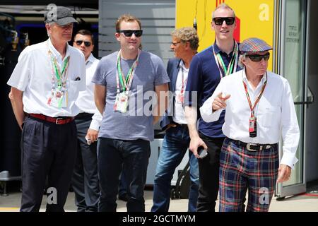 Jackie Stewart (GBR) avec Sir James Dyson (GBR) inventeur et sa famille. Grand Prix d'Autriche, dimanche 22 juin 2014. Spielberg, Autriche. Banque D'Images
