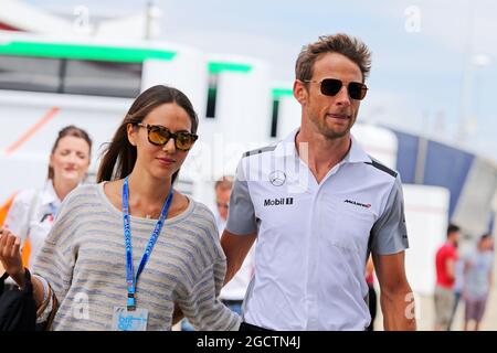 Jenson Button (GBR) McLaren avec sa petite amie Jessica Michibata (JPN). Grand Prix de Grande-Bretagne, jeudi 3 juillet 2014. Silverstone, Angleterre. Banque D'Images