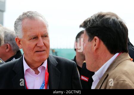 (De gauche à droite) : le député Peter Haim (GBR) avec Lord Sebastian COE (GBR). Grand Prix de Grande-Bretagne, dimanche 6 juillet 2014. Silverstone, Angleterre. Banque D'Images