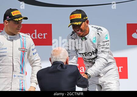Le vainqueur de la course Lewis Hamilton (GBR) Mercedes AMG F1 fête sur le podium avec John Surtees (GBR). Grand Prix de Grande-Bretagne, dimanche 6 juillet 2014. Silverstone, Angleterre. Banque D'Images