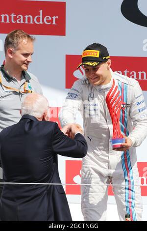 Valtteri Bottas (fin) Williams fête sa deuxième position sur le podium avec John Surtees (GBR). Grand Prix de Grande-Bretagne, dimanche 6 juillet 2014. Silverstone, Angleterre. Banque D'Images