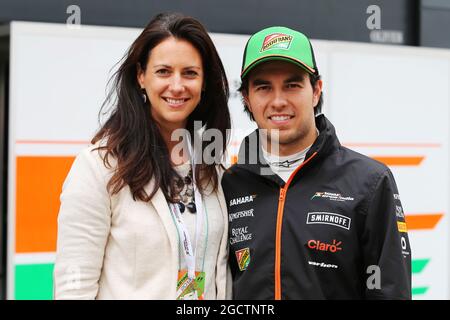 (De gauche à droite): Hannah White (GBR) diffuseur, Sailor et Adventurer avec Sergio Perez (MEX) Sahara Force India F1. Test de Formule 1, mardi 8 juillet 2014. Silverstone, Angleterre. Banque D'Images