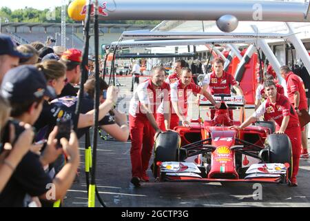 Fans dans les fosses comme la Ferrari F14-T est poussé le long de la voie de la fosse. Grand Prix d'Allemagne, jeudi 17 juillet 2014. Hockenheim, Allemagne. Banque D'Images