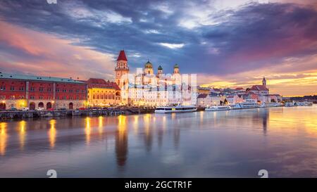 Passau Skyline, Allemagne. Image panoramique de la ville de Passau, Bavière, Allemagne, au coucher du soleil spectaculaire. Banque D'Images