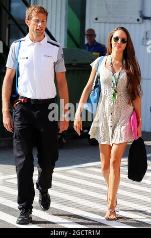 Jenson Button (GBR) McLaren avec sa petite amie Jessica Michibata (JPN). Grand Prix de Hongrie, samedi 26 juillet 2014. Budapest, Hongrie. Banque D'Images