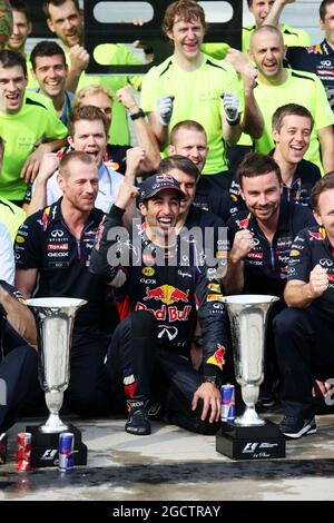 Daniel Ricciardo (AUS) Red Bull Racing célèbre avec l'écurie. Grand Prix de Hongrie, dimanche 27 juillet 2014. Budapest, Hongrie. Banque D'Images