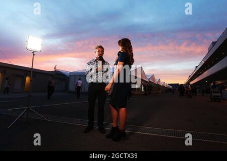 (De gauche à droite): Eddie Jordan (IRE) BBC Television pundit avec Suzi Perry (GBR) BBC F1 Presenter. Grand Prix japonais, samedi 4 octobre 2014. Suzuka, Japon. Banque D'Images