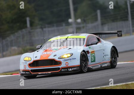 Darren Turner (GBR) / Stefan Muecke (GER) / #97 Aston Martin Vantage V8. FIA World Endurance Championship, Round 5, six heures de Fuji, Samedi 11 octobre 2014. Fuji, Japon. Banque D'Images