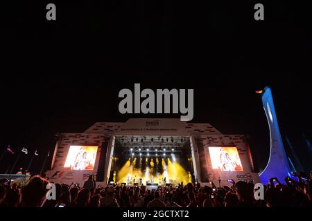 Lenny Kravitz (Etats-Unis) joue un concert dans le Parc Olympique. Grand Prix de Russie, samedi 11 octobre 2014. Sotchi Autodrom, Sotchi, Russie. Banque D'Images