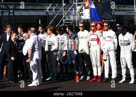 Les pilotes, Jean Todt (FRA) Président de la FIA, Bernie Ecclestone (GBR) et dignitaires observent un hommage à Jules Bianchi et à l'hymne national russe. Grand Prix de Russie, dimanche 12 octobre 2014. Sotchi Autodrom, Sotchi, Russie. Banque D'Images