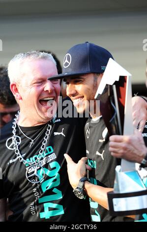 Lewis Hamilton (GBR) Mercedes AMG F1 célèbre la victoire du Championnat des constructeurs 2014 avec l'écurie. Grand Prix de Russie, dimanche 12 octobre 2014. Sotchi Autodrom, Sotchi, Russie. Banque D'Images