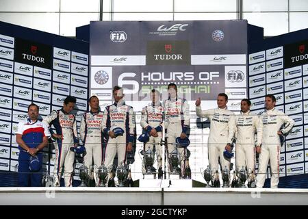 Le podium (de gauche à droite): Kazuki Nakajima (JPN); Stephane Sarrazin (FRA); Alexander Wurz (AUT) #07 Toyota Racing Toyota TS040 Hybrid, deuxième; Anthony Davidson (GBR) / Sébastien Buemi (SUI) #08 Toyota Racing Toyota TS040 Hybrid, gagnants de la course; Romain Dumas (FRA) / Neel Jani (SUI) / Marc Lieb (GER) #14 Porsche Team Porsche 919 Hybrid, troisième. Championnat du monde d'endurance FIA, Round 6, Dimanche 2 novembre 2014. Shanghai, Chine. Banque D'Images