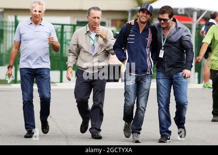 Felipe Nasr (BRA) Williams Test and Reserve Driver (deuxième à droite) avec Steve Robertson (GBR) Driver Manager (à droite). Grand Prix brésilien, jeudi 6 novembre 2014. Sao Paulo, Brésil. Banque D'Images