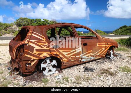 GUADELOUPE, FRANCE - 7 DÉCEMBRE 2019 : épave de voiture brûlée sur la route de la Guadeloupe. Il y a plus de 32 millions de voitures enregistrées en France. Banque D'Images