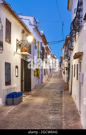 Village méditerranéen espagnol d'Altea. Façades blanches pittoresques au coucher du soleil Banque D'Images