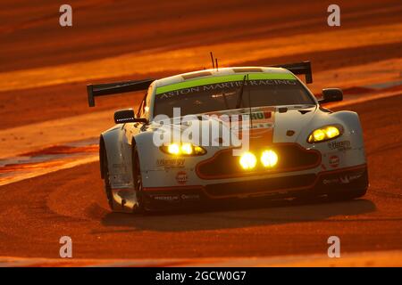 Darren Turner (GBR) / Stefan Muecke (GER) #97 Aston Martin Vantage V8. Championnat du monde d'endurance FIA, Round 7, jeudi 13 novembre 2014. Sakhir, Bahreïn. Banque D'Images