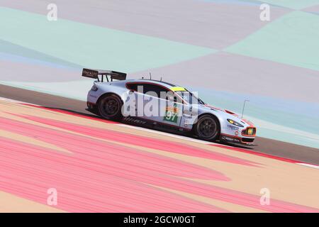 Darren Turner (GBR) / Stefan Muecke (GER) #97 Aston Martin Vantage V8. Championnat du monde d'endurance FIA, Round 7, vendredi 14 novembre 2014. Sakhir, Bahreïn. Banque D'Images