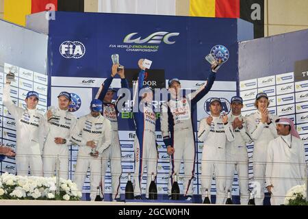 Le podium (de gauche à droite): Romain Dumas (FRA); Marc Lieb (GER); Neel Jui (SUI) #14 Porsche Team Porsche 919 Hybrid, second; Stephane Sarrazin (FRA); Mike Conway (GBR); Alexander Wurz (AUT) #07 Toyota Racing Toyota TS040 Hybrid, vainqueurs de course; Timo Bernhard (FRA); Mark (AGER); Brendon Hartley (NZL) #20 Porsche Team Porsche 919 Hybrid, troisième. Championnat du monde d'endurance FIA, Round 7, samedi 15 novembre 2014. Sakhir, Bahreïn. Banque D'Images