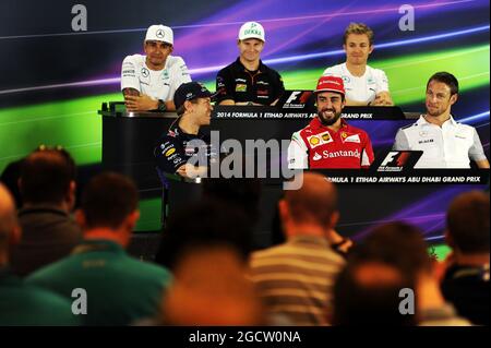 Conférence de presse de la FIA (de l'arrière-plan (de gauche à droite) : Lewis Hamilton (GBR) Mercedes AMG F1; Nico Hulkenberg (GER) Sahara Force India F1; Nico Rosberg (GER) Mercedes AMG F1; Sebastian Vettel (GER) Red Bull Racing; Fernando Alonso (ESP) Ferrari; Jenson Button (GBR) McLaren. Grand Prix d'Abu Dhabi, jeudi 20 novembre 2014. Yas Marina circuit, Abu Dhabi, Émirats Arabes Unis. Banque D'Images