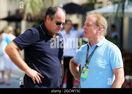 (De gauche à droite) : Gerhard Berger (AUT) avec Jonathan Palmer (GBR). Grand Prix d'Abu Dhabi, samedi 22 novembre 2014. Yas Marina circuit, Abu Dhabi, Émirats Arabes Unis. Banque D'Images