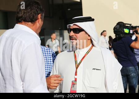 (De gauche à droite) : Gerhard Berger (AUT) avec le prince Salman bin Hamad Al Khalifa, prince héritier de Bahreïn. Grand Prix d'Abu Dhabi, dimanche 23 novembre 2014. Yas Marina circuit, Abu Dhabi, Émirats Arabes Unis. Banque D'Images