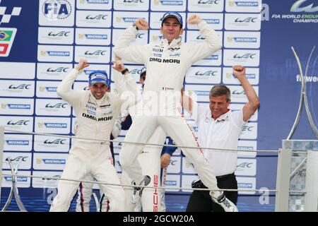 Romain Dumas (FRA) / Neel Jani (SUI) / Marc Lieb (GER) #14 Porsche Team Porsche 919 Hybrid fêtez la victoire sur le podium. FIA World Endurance Championship, Round 8, six heures de Sao Paulo, Dimanche 30 novembre 2014. Sao Paulo, Brésil. Banque D'Images