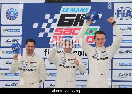 (De gauche à droite) : les vainqueurs de course Neel Jani (SUI); Romain Dumas (FRA); Marc Lieb (GER) #14 Porsche Team Porsche 919 Hybrid, fêtent sur le podium. FIA World Endurance Championship, Round 8, six heures de Sao Paulo, Dimanche 30 novembre 2014. Sao Paulo, Brésil. Banque D'Images