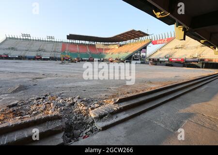 Travaux de construction dans l'arène du stade. Visite du circuit Autodromo Hermanos Rodriguez, Mexico, Mexique. Jeudi 22 janvier 2015. Banque D'Images