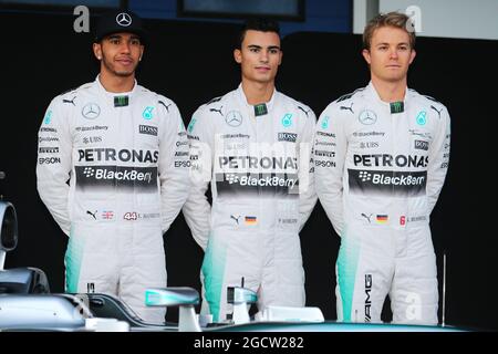 (De gauche à droite) : Lewis Hamilton (GBR) Mercedes AMG F1 avec Pascal Wehrlein (GER) Mercedes AMG F1 Reserve Driver et Nico Rosberg (GER) Mercedes AMG F1. Test de Formule 1, jour 1, dimanche 1er février 2015. Jerez, Espagne. Banque D'Images