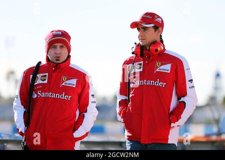 (De gauche à droite): Simone Resta (ITA) Ferrari Chef Designer adjoint avec Esteban Gutierrez (MEX) Ferrari Test and Reserve Driver. Test de Formule 1, quatrième jour, mercredi 4 février 2015. Jerez, Espagne. Banque D'Images