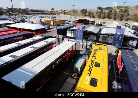 Camions dans le paddock. Test de Formule 1, jour 1, jeudi 19 février 2015. Barcelone, Espagne. Banque D'Images