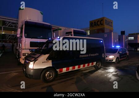 Les véhicules de police arrivent dans le enclos. Test de Formule 1, jour 1, jeudi 19 février 2015. Barcelone, Espagne. Banque D'Images