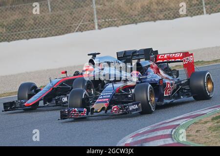 Jenson Button (GBR) McLaren MP4-30 et Jos Verstappen (NLD). Test Formula One, jour 2, vendredi 27 février 2015. Barcelone, Espagne. Banque D'Images