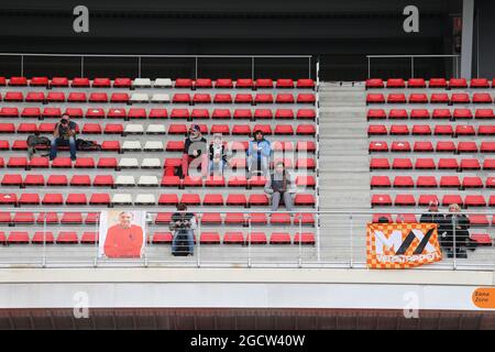 Fans dans la tribune. Test de Formule 1, jour 4, dimanche 1er mars 2015. Barcelone, Espagne. Banque D'Images