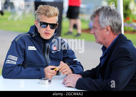 Marcus Ericsson (SWE) Sauber F1 Team avec Eje Elgh (SWE) Driver Manager. Grand Prix d'Australie, jeudi 12 mars 2015. Albert Park, Melbourne, Australie. Banque D'Images