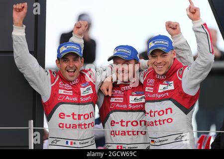 (De gauche à droite) : les gagnants de la course Benoit Treluyer (FRA); Marcel Fassler (SUI); et Andre Lotterer (GER) #07 Audi Sport Team Joest Audi R18 e-tron quattro Hybrid, célèbrent sur le podium. FIA World Endurance Championship, Round 1, Dimanche 12 avril 2015. Silverstone, Angleterre. Banque D'Images