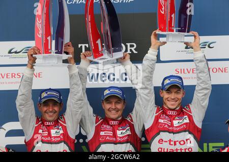 (De gauche à droite) : les gagnants de la course Benoit Treluyer (FRA); Marcel Fassler (SUI); et Andre Lotterer (GER) #07 Audi Sport Team Joest Audi R18 e-tron quattro Hybrid, célèbrent sur le podium. FIA World Endurance Championship, Round 1, Dimanche 12 avril 2015. Silverstone, Angleterre. Banque D'Images