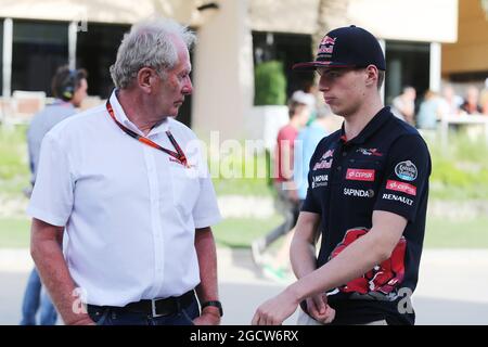 (De gauche à droite): Dr Helmut Marko (AUT) Red Bull Motorsport Consultant avec Max Verstappen (NLD) Scuderia Toro Rosso. Grand Prix de Bahreïn, dimanche 19 avril 2015. Sakhir, Bahreïn. Banque D'Images