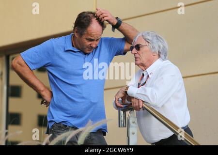 (De gauche à droite) : Gerhard Berger (AUT) avec Bernie Ecclestone (GBR). Grand Prix de Bahreïn, dimanche 19 avril 2015. Sakhir, Bahreïn. Banque D'Images