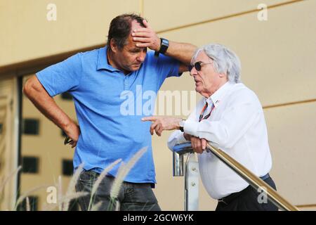 (De gauche à droite) : Gerhard Berger (AUT) avec Bernie Ecclestone (GBR). Grand Prix de Bahreïn, dimanche 19 avril 2015. Sakhir, Bahreïn. Banque D'Images