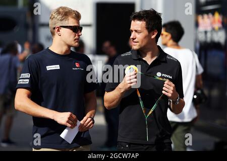 (De gauche à droite) : Marcus Ericsson (SWE) Sauber F1 Team avec Jolyon Palmer (GBR) Lotus F1 Team Test and Reserve Driver. Grand Prix d'Espagne, vendredi 8 mai 2015. Barcelone, Espagne. Banque D'Images