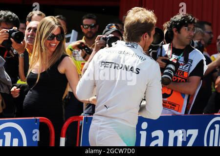 Nico Rosberg (GER) Mercedes AMG F1 célèbre sa position de pôle au parc ferme avec son épouse Vivian Rosberg (GER). Grand Prix d'Espagne, samedi 9 mai 2015. Barcelone, Espagne. Banque D'Images