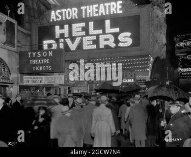 Foule devant le CINÉMA ASTOR à New York en janvier 1932 lors de la projection de WALLACE BEERY et CLARK PIGNON in HELL PLONGEURS 1931 réalisateur GEORGE W. HILL Story Frank Wead Metro Goldwyn Mayer Banque D'Images