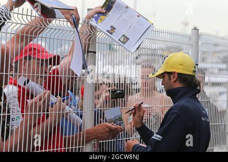 Felipe Nasr (BRA) Sauber F1 Team signe des autographes pour les fans. Grand Prix de Monaco, samedi 23 mai 2015. Monte Carlo, Monaco. Banque D'Images