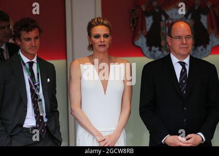 HSH le Prince Albert de Monaco (mon) avec sa femme la princesse Charlene de Monaco sur le podium. Grand Prix de Monaco, dimanche 24 mai 2015. Monte Carlo, Monaco. Banque D'Images