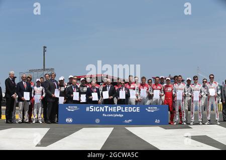 Pilotes #SignThePledge. FIA World Endurance Championship, le Mans 24 heures - course, samedi 13 juin 2015. Le Mans, France. Banque D'Images